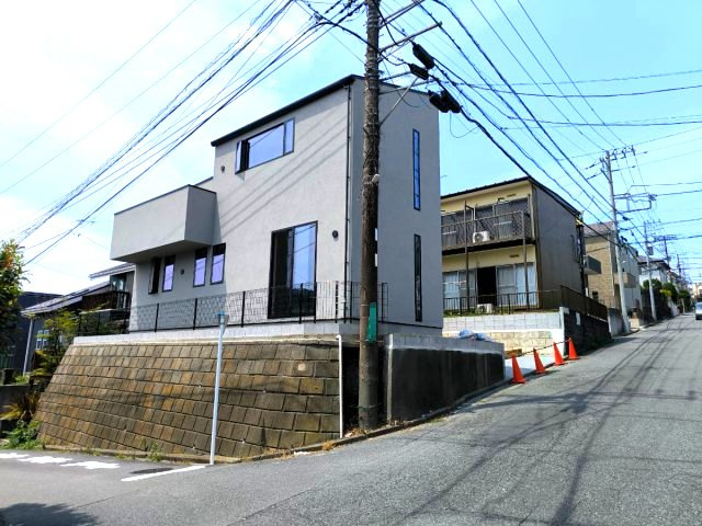無垢アカシア材床　山々を臨む新築住宅の外観|外観