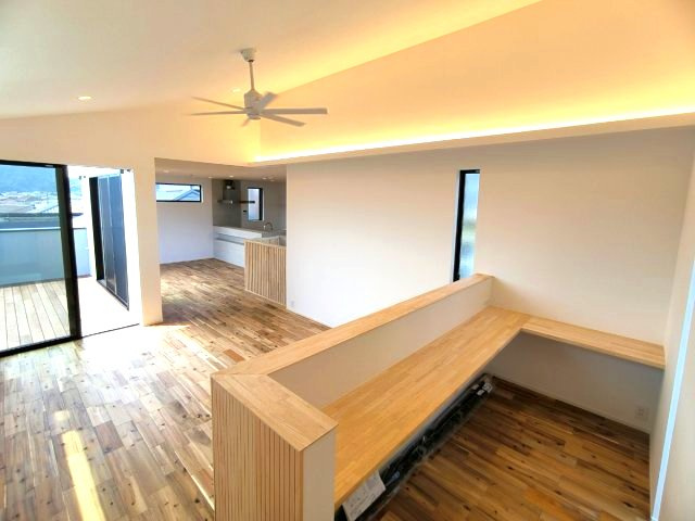 無垢アカシア材床　山々を臨む新築住宅の画像