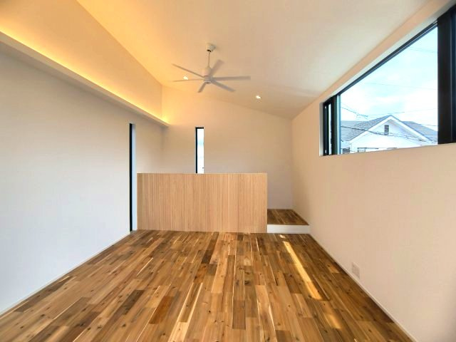 無垢アカシア材床　山々を臨む新築住宅の洋室|洋室