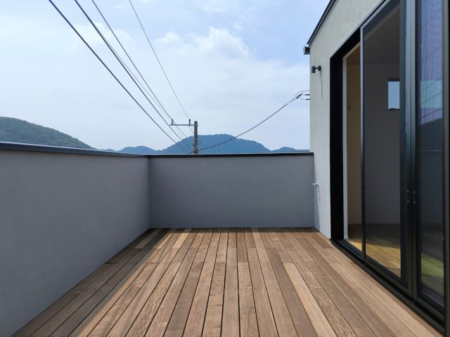 無垢アカシア材床　山々を臨む新築住宅のバルコニー|バルコニー