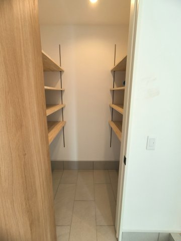 無垢アカシア材床　山々を臨む新築住宅の収納|シューズクローク