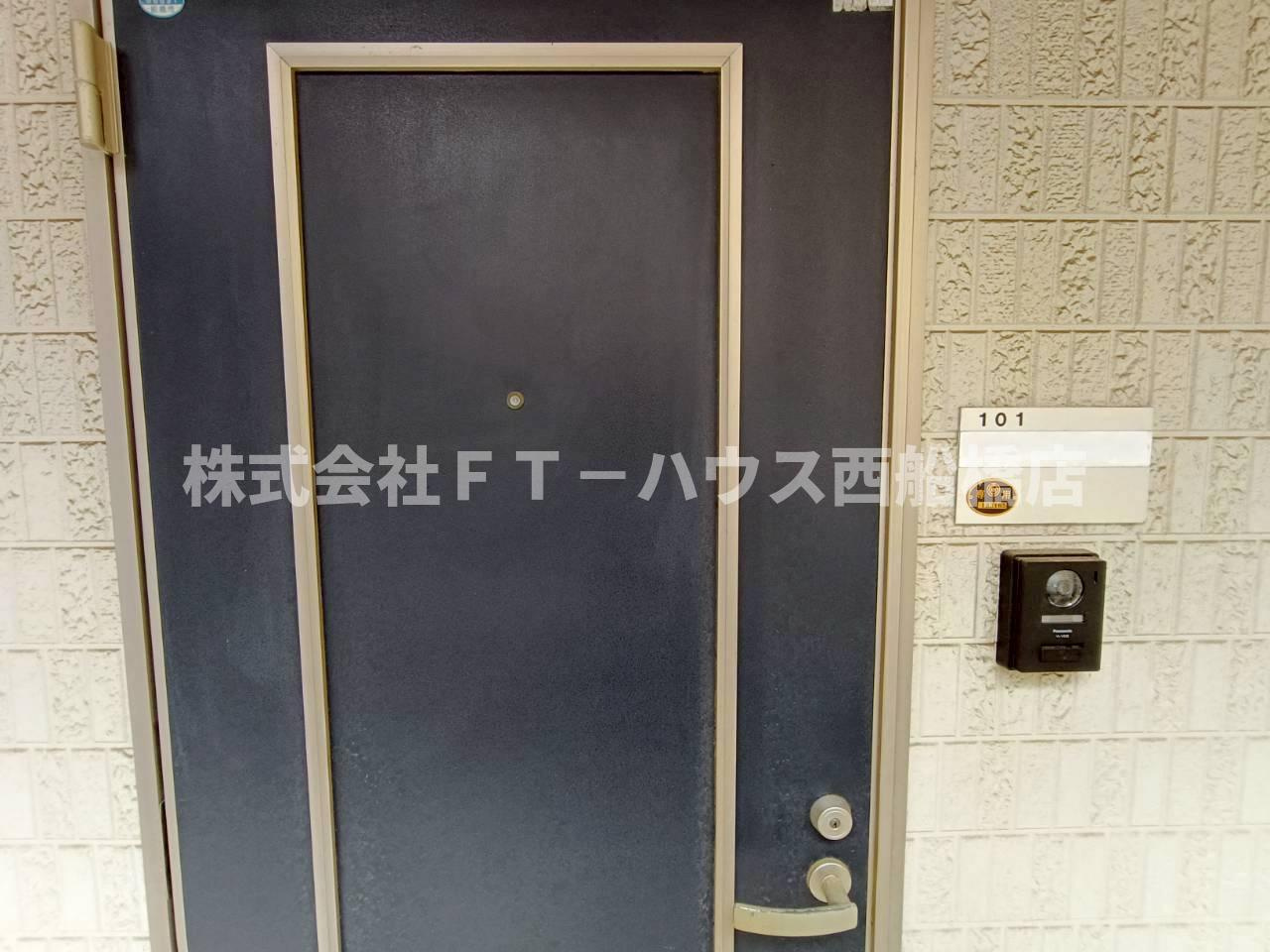 船橋市東中山２丁目のアパートの玄関