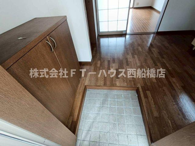 船橋市東中山２丁目のアパートの玄関