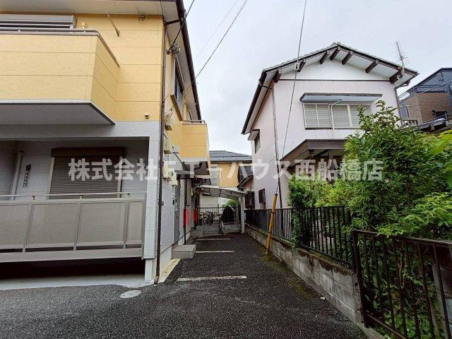 船橋市東中山１丁目のアパートの駐車場