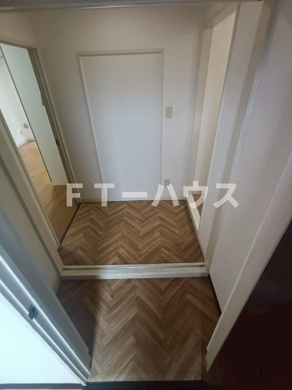 エスコートビルの玄関