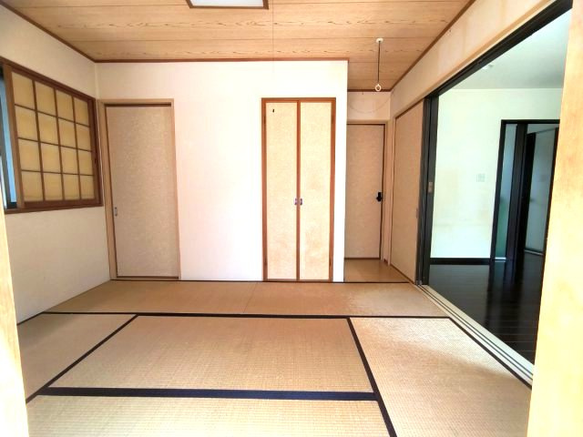 全室南向き　2面採光のリビングダイニング　収納豊富の和室|和室