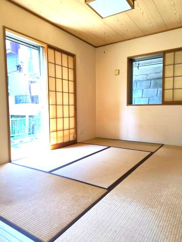 全室南向き　2面採光のリビングダイニング　収納豊富の和室|和室