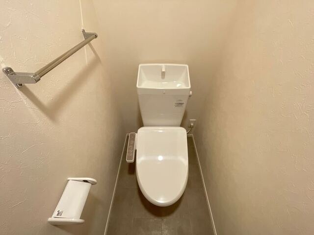どんぐり３号のトイレ|温水洗浄便座付きトイレです。