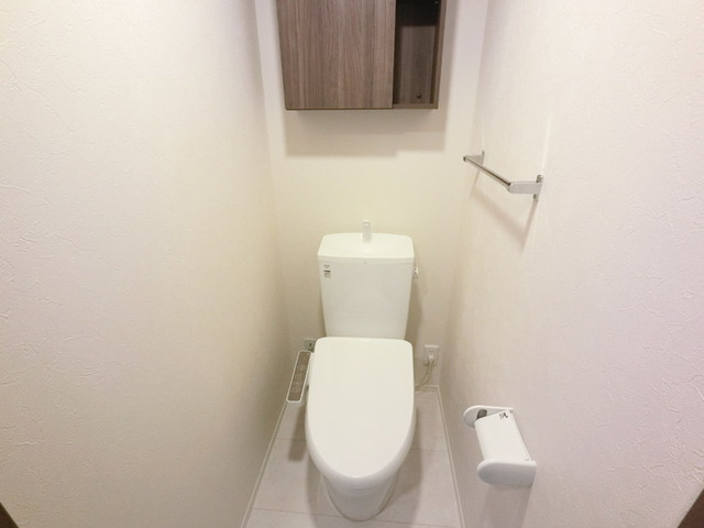 ラルジュ飯塚のトイレ|温水洗浄便座付きトイレです。