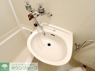 鏡付きの洗面台で顔を洗ったり、歯を磨いたり便利です！