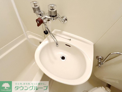 鏡付きの洗面台で顔を洗ったり、歯を磨いたり便利です！