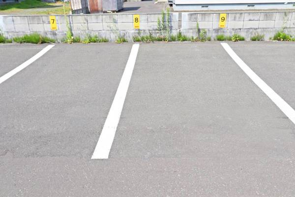 ビレッジハウス札苗2号棟の駐車場