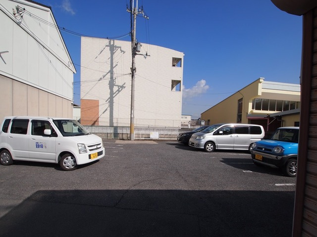 ファミール北郡山の駐車場