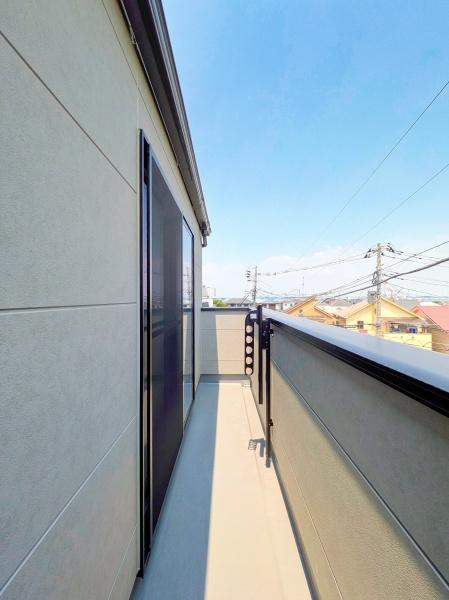 横浜市金沢区富岡東１丁目の新築一戸建のバルコニー|陽当り良好のバルコニー！
風通しもよく気持ちいいです