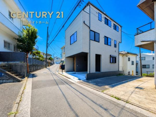 横浜市金沢区富岡東１丁目の新築一戸建の前面道路含む現地写真|車通りが少ない為、小さなお子様にも安心です。
是非一度、現地へ起こしください。