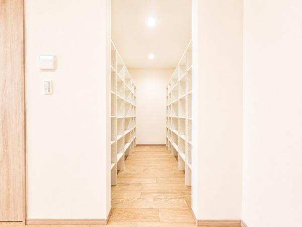 横浜市港北区高田西５丁目の新築一戸建の収納|キッチン横のパントリースペース。
ストック品なども収納できます。