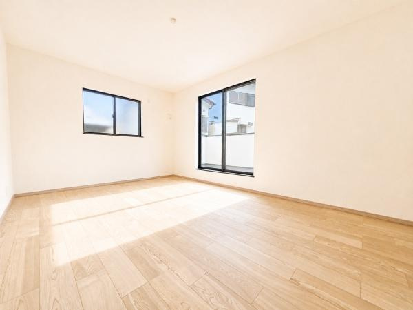 横浜市港北区高田西５丁目の新築一戸建の洋室|広さも十分で窓からの光が嬉しい洋室です。