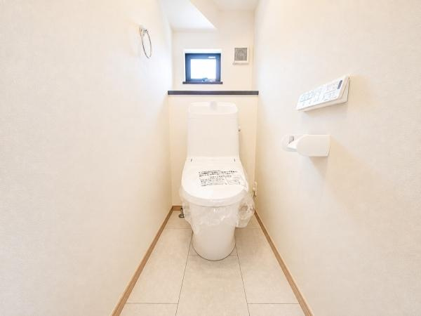 横浜市港北区高田西５丁目の新築一戸建のトイレ|清潔感のある内装のすっきりとしたデザインのトイレです。
水周りが綺麗だと安心ですね。
