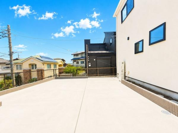 横浜市港北区高田西５丁目の新築一戸建のその他|建物の前のフリースペースです。
広々としたスペースで趣味の道具を置くことも可能です。