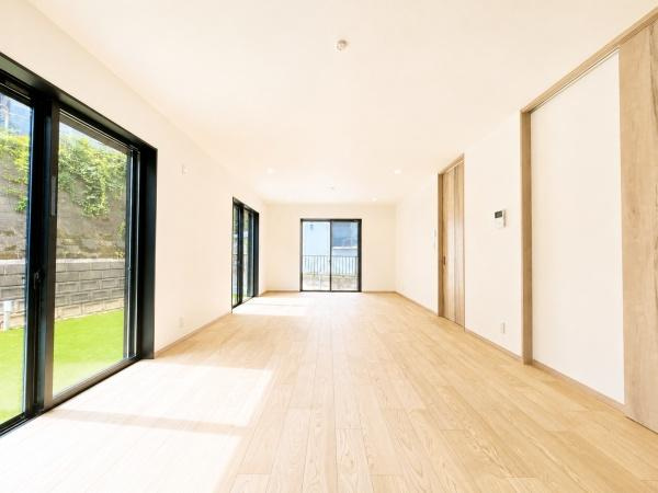 横浜市港北区高田西５丁目の新築一戸建の居間・リビング|家族が自然と集まるリビングは
落ち着きのある空間です♪