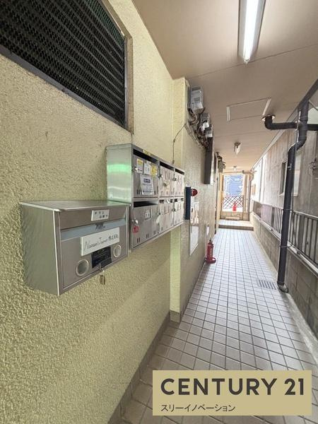 マンション忠岡のエントランス|★郵便も一階の集合ポストへ★