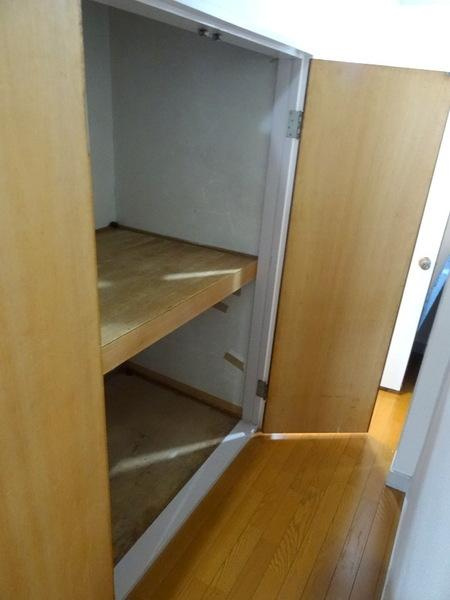 シャトーナカタの玄関|★廊下部分の収納です★