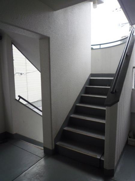 大阪市大正区三軒家東１丁目の賃貸マンションのエントランス|★共有階段★