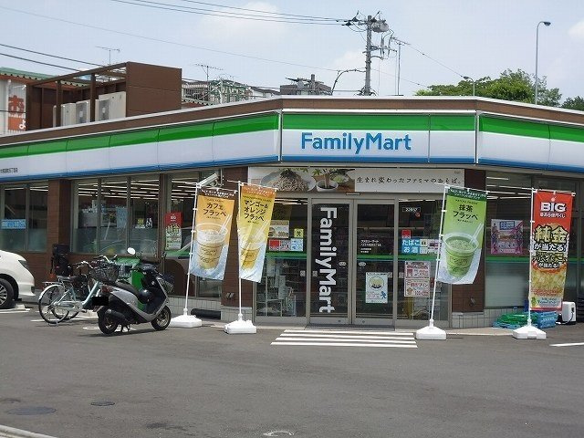 サニーレジデンスの周辺|ファミリーマートまで550m