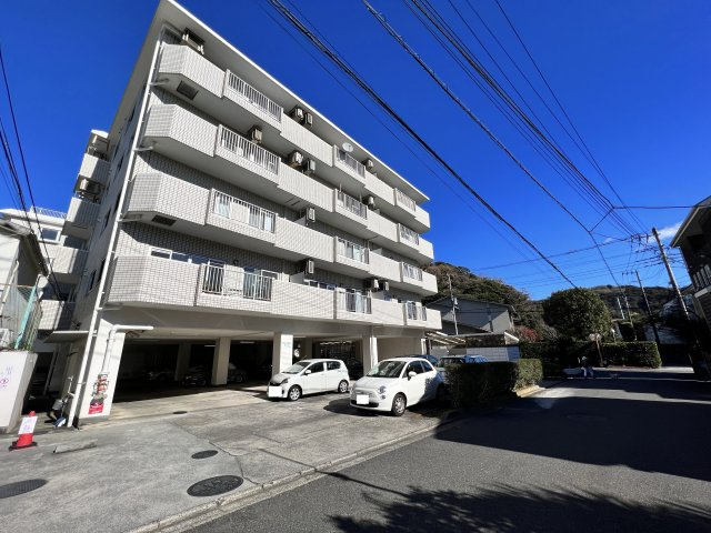 海まで6分！緑溢れる好立地　葉山グリーンプラザ4階の駐車場|平置き駐車場