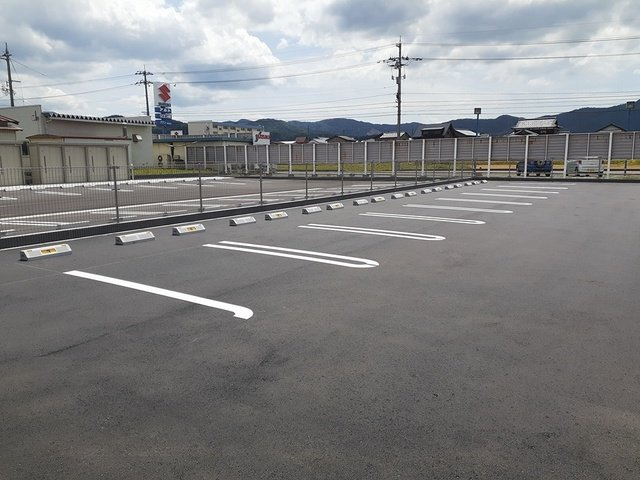 ル・スリールⅡの駐車場