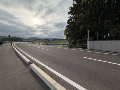 【前面道路含む現地写真】 | 相馬郡新地町谷地小屋字新地　庭付き　7SLDK