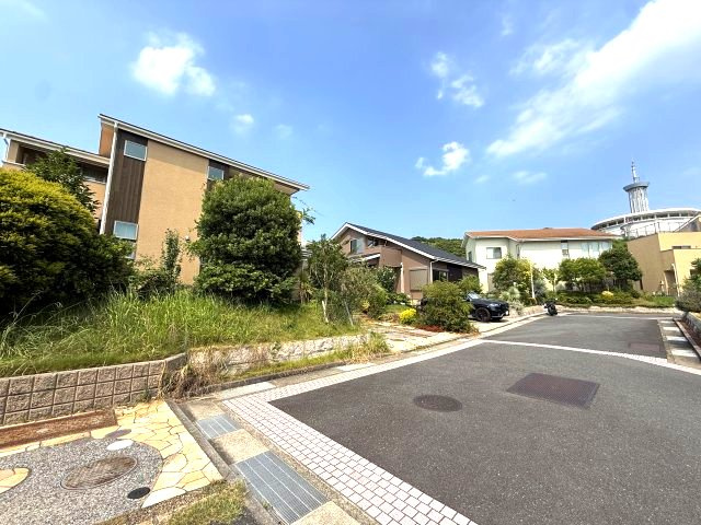 海見え！全室南向きオーシャンビュー　ウッドデッキの前面道路含む現地写真|前面道路
