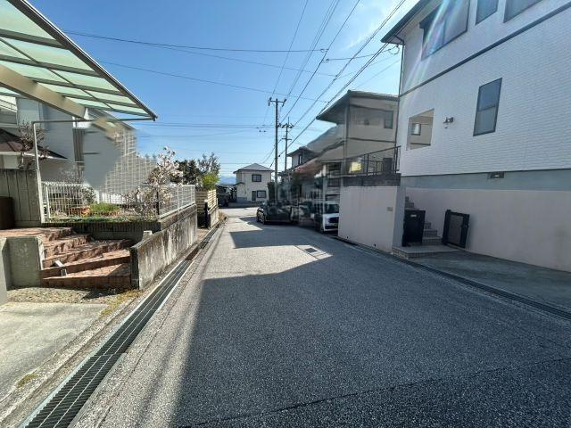 潮見台1丁目　中古戸建　（リフォーム済）の前面道路含む現地写真