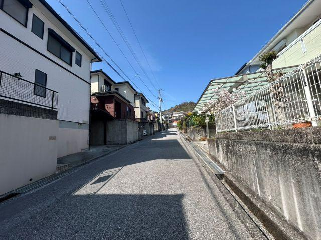 潮見台1丁目　中古戸建　（リフォーム済）の前面道路含む現地写真