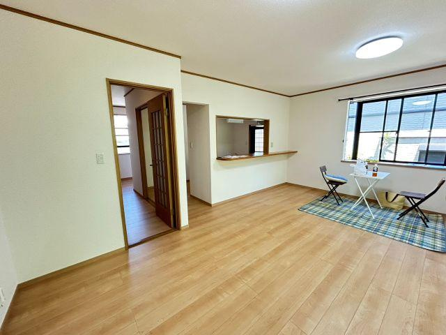 潮見台1丁目　中古戸建　（リフォーム済）の居間・リビング|LDK18.0帖