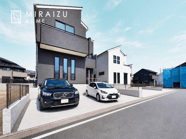 【完成予想図】 | ※外観・外構パースはイメージ画像です。閑静な住宅街で叶える穏やかな暮らし。大切な家族に笑顔を。大切な家族に安らぎを。家族の絆が深まる、そんな住まいです。