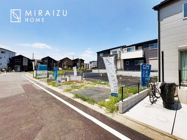 【外観】 | 青く澄み渡る空の下、陽の光をたっぷりと浴びる新築住宅で、新生活をスタートしてみませんか？見学・ご相談など、お気軽にミライズホーム(株)までご連絡ください。