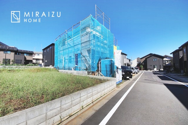 【外観】 | 青く澄み渡る空の下、陽の光をたっぷりと浴びる新築住宅で、新生活をスタートしてみませんか？見学・ご相談など、お気軽にミライズホーム(株)までご連絡ください。