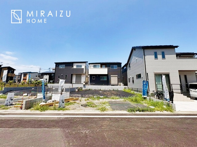 【前面道路含む現地写真】 | 日当たりの良いお家は嬉しいですよね。日当たりの感じ方は人それぞれですので、ぜひ実際に内覧して、その心地よさをご体感ください♪
