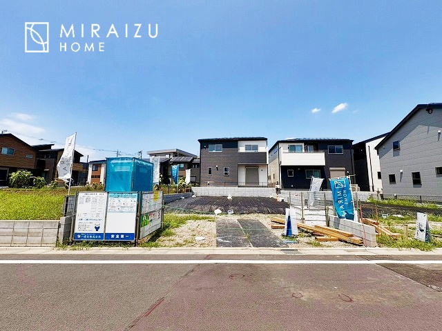 【前面道路含む現地写真】 | 閑静な住宅街で叶える穏やかな生活。大切な家族に笑顔を。大切な家族に安らぎを。家族の絆が深まる、そんなお家です。