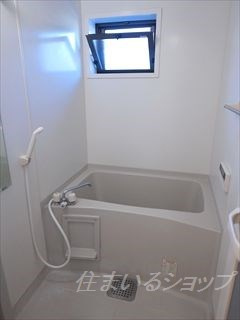 ヴィルヌーブマスダ　A棟の浴室|窓あり