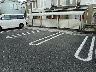 オ－ク・サンセ－ルＢ棟の駐車場