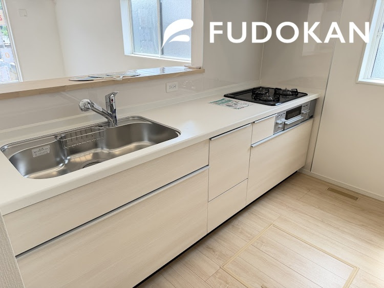 山形市あさひ町第1【新築建売】1号棟のキッチン|広々ワイドなキッチンは料理がしやすく快適です。