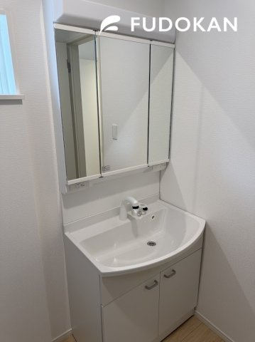 山形市あさひ町第1【新築建売】1号棟の独立洗面台|三面鏡の洗面台は、スタイリッシュなだけでなく収納力もあります。