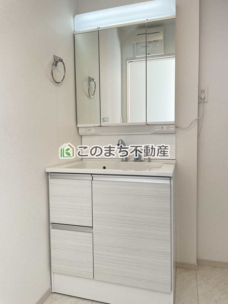 グラファーレ那須塩原市太夫塚の洗面所|同社施工物件の写真です。※建具やフローリング、その他仕様が違う場合がございます。シャンプードレッサーで朝の身支度♪伸びるホースでお掃除も簡単清潔です！