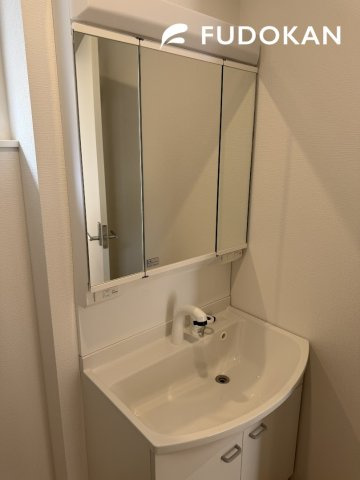 山形市あさひ町第1【新築建売】2号棟の独立洗面台|三面鏡の洗面台は、スタイリッシュなだけでなく収納力もあります。