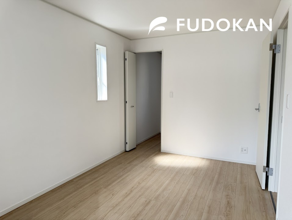 山形市あさひ町第1【新築建売】2号棟の寝室|大きいベットを置いてもスペースの取れる寝室です。