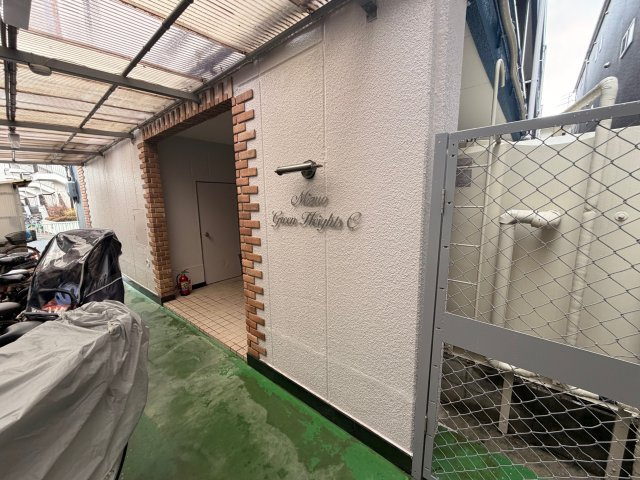 水尾グリーンハイツC棟のエントランス