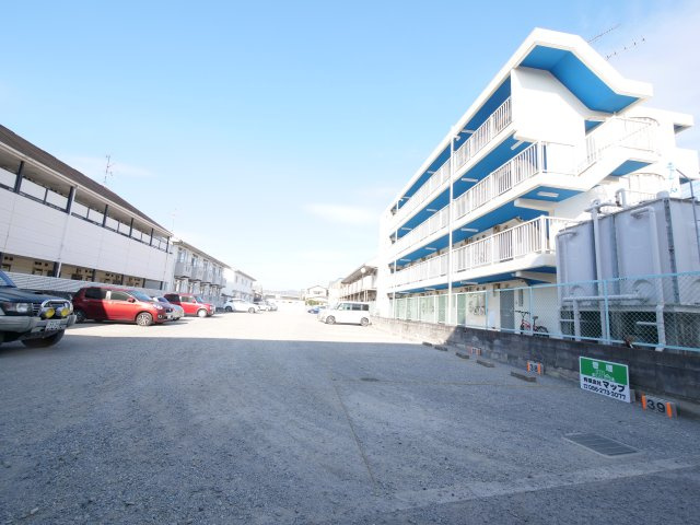 シャルムパレスAの駐車場