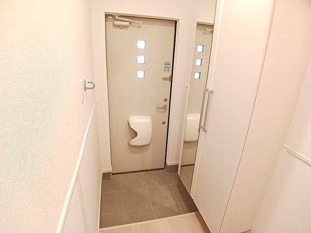 リブス並木Ⅰの玄関|収納もある玄関です